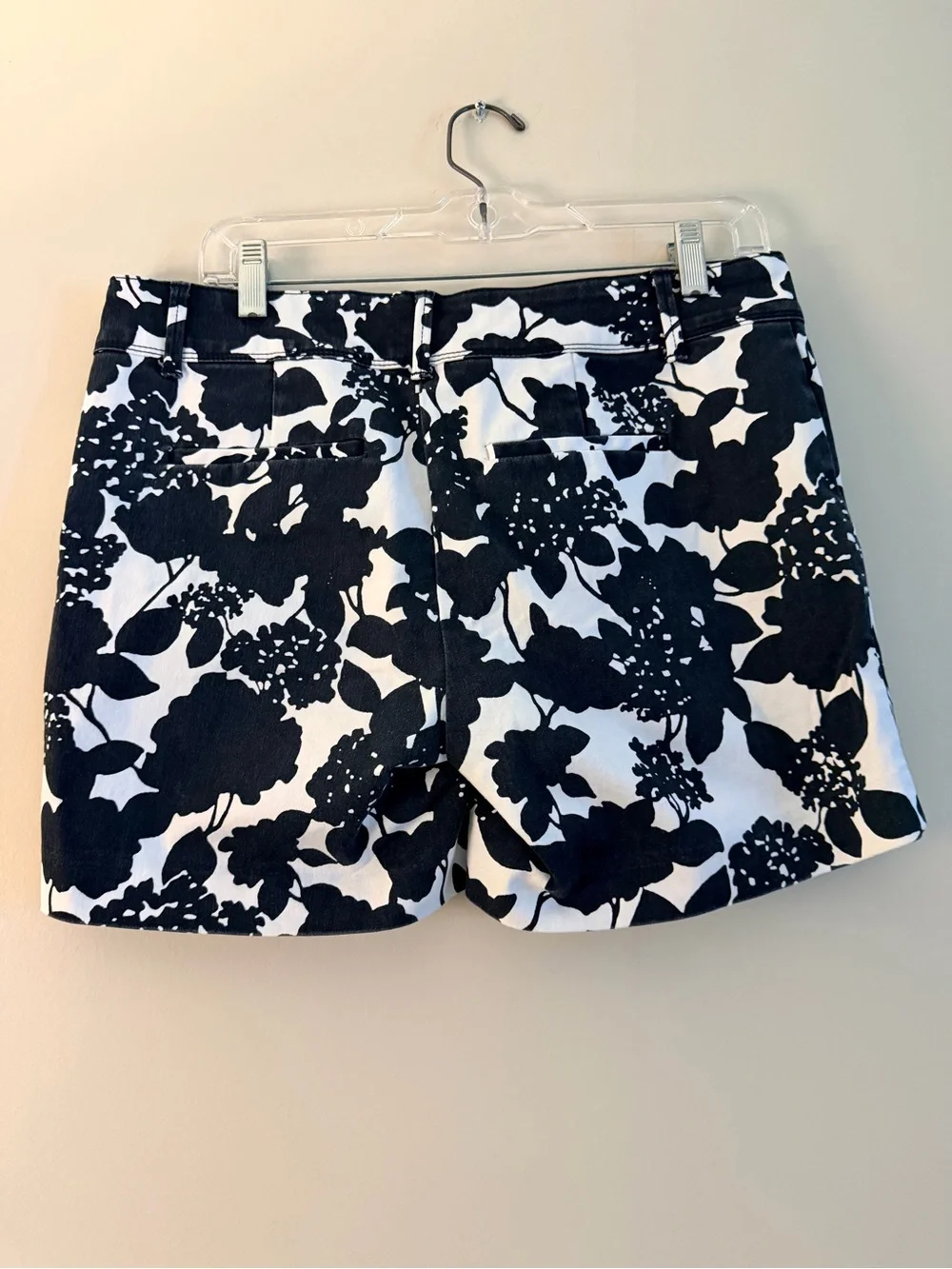 The Limited Black & White Floral Shorts Size 8